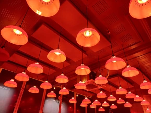 Panneaux acoustiques suspendus Echo Performance installés dans le restaurant Gros Bao à Paris