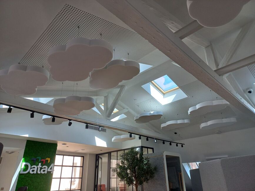 Panneaux acoustiques suspendus Absorber 100 installés chez DATA 4 Group — panneau acoustique Absorber 100
