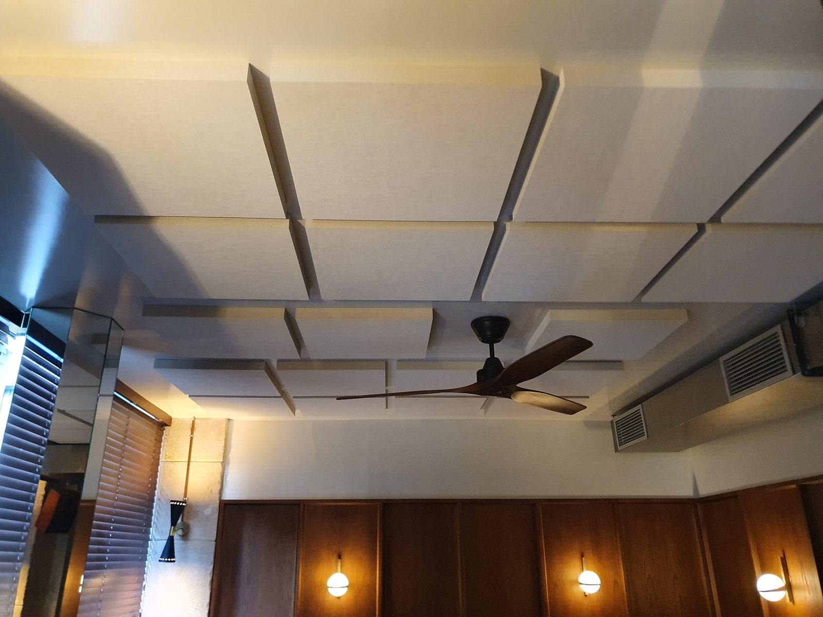 Panneaux acoustiques Absorber 100 collés – restaurant Bambino — réalisations panneaux acoustiques