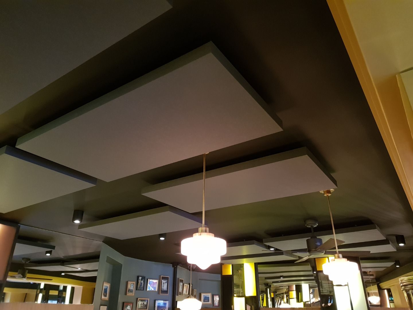 Panneaux acoustiques Absorber 100 suspendus – restaurant Melt