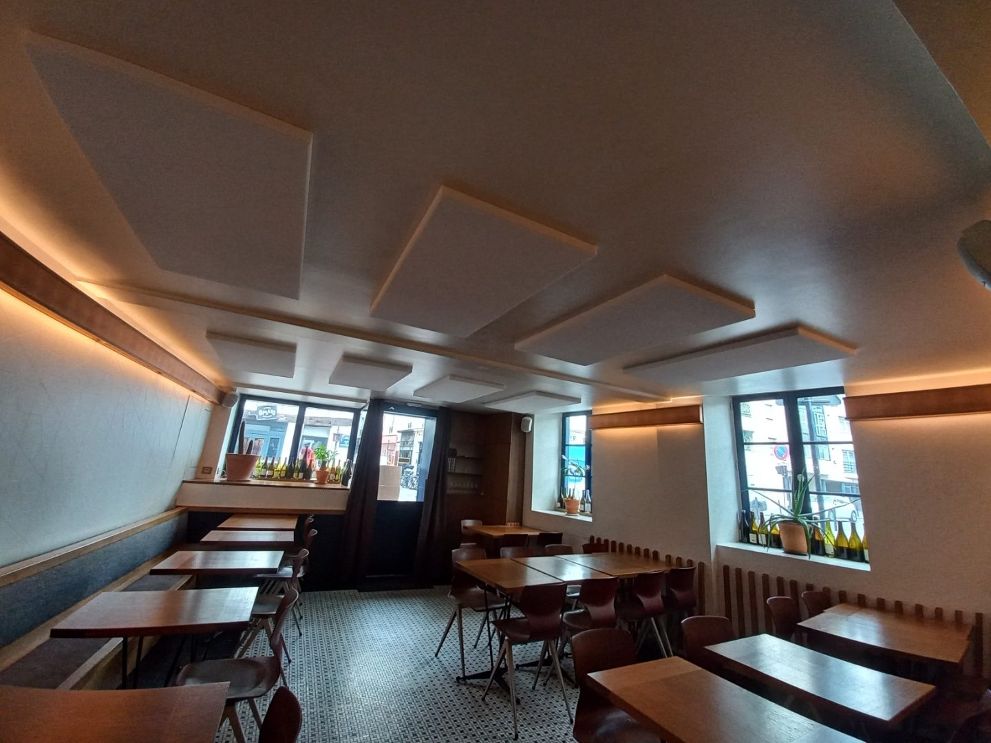 Panneaux acoustiques Soft Comfort collés – restaurant Louie Louie — réalisations panneaux acoustiques