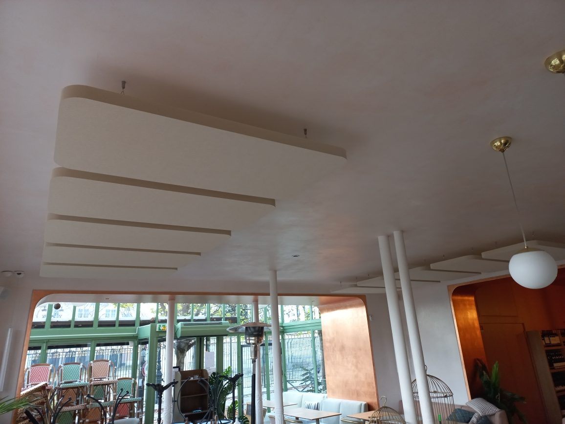 Panneaux acoustiques Echo Performance suspendus – restaurant Oscar