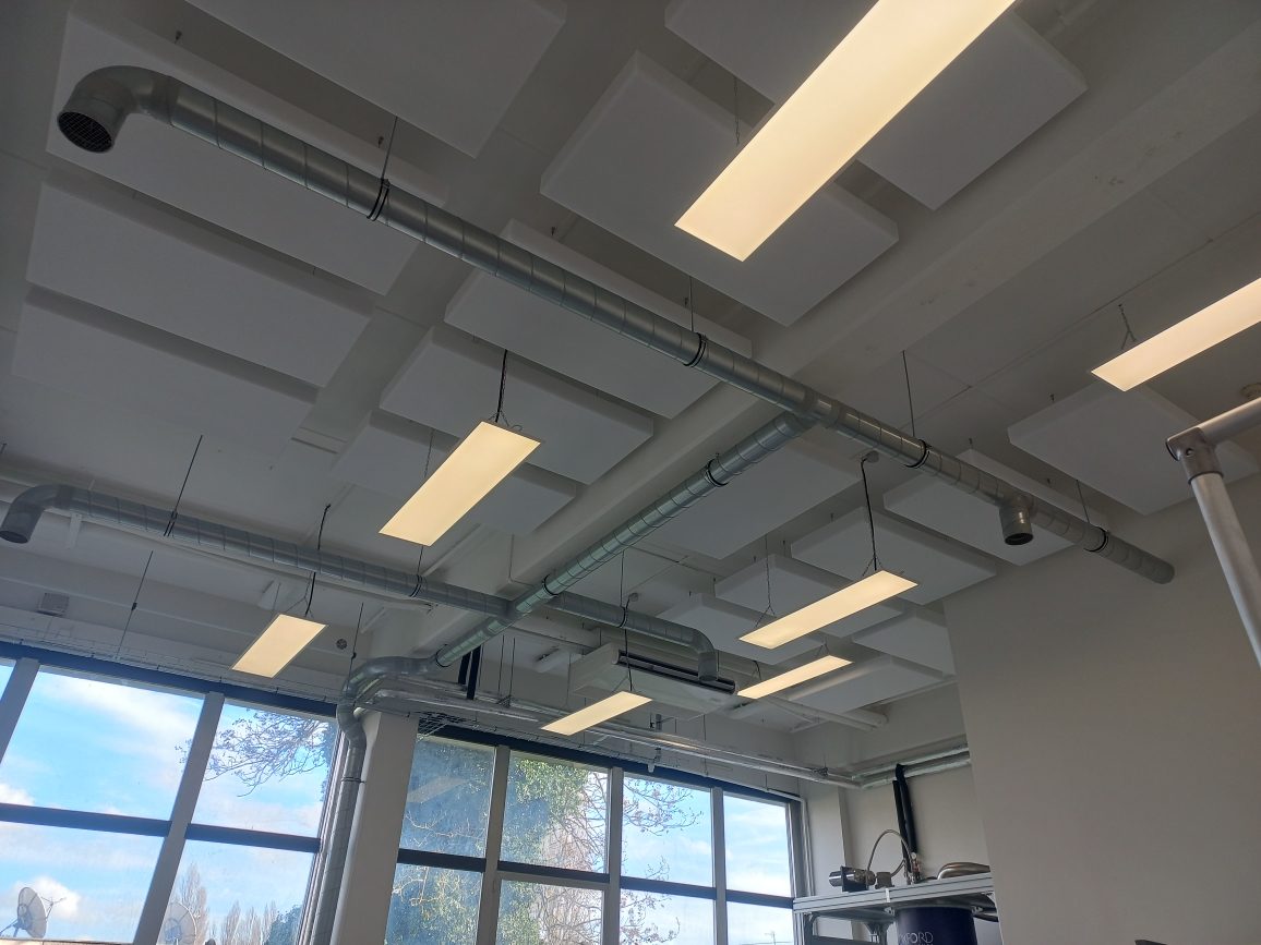 Panneaux acoustiques Absorber 100 suspendus – École polytechnique, Palaiseau — panneau acoustique ERP