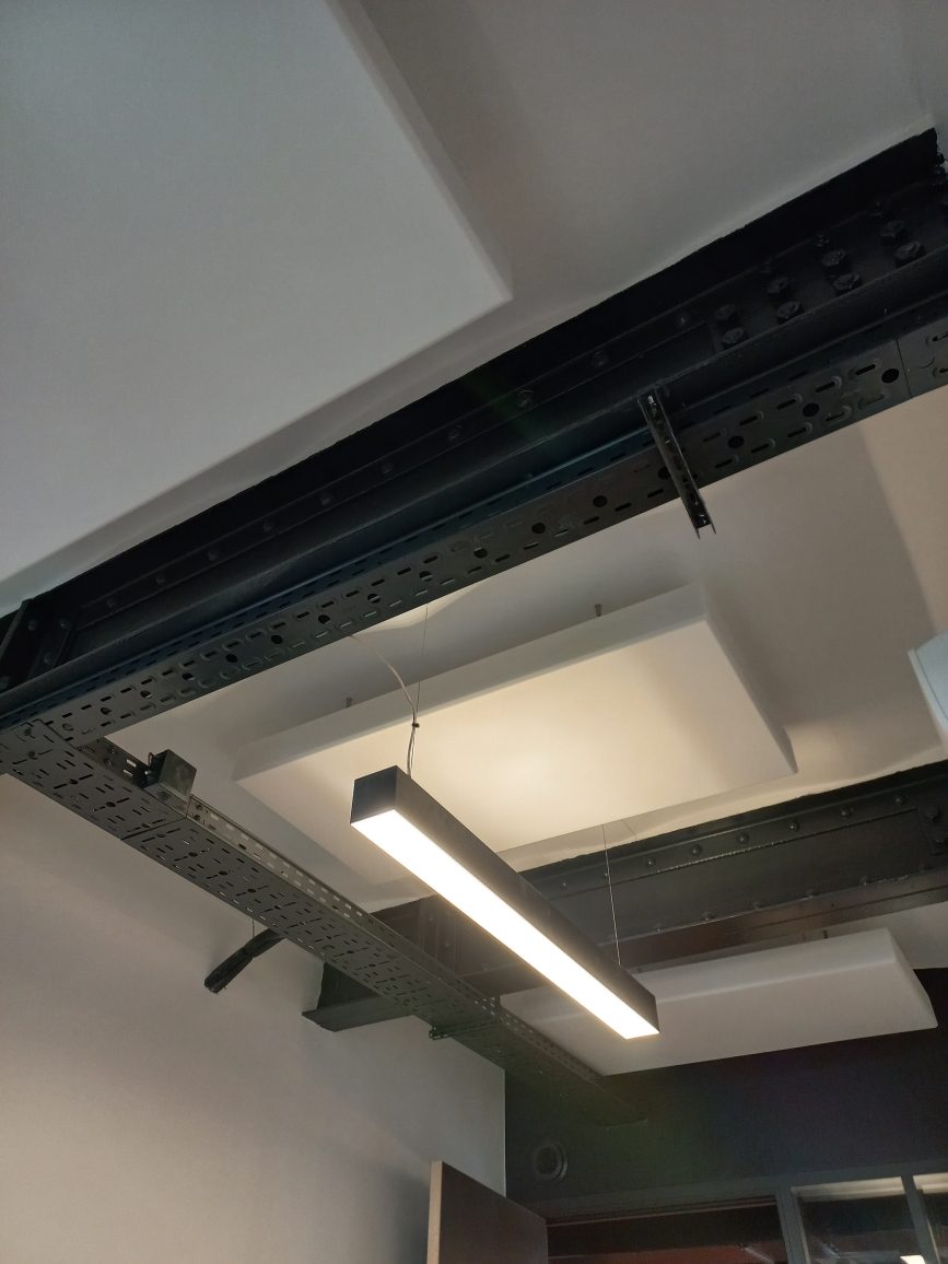 Panneaux acoustiques Absorber 100 suspendus – bureaux Work et Share — réalisations panneaux acoustiques