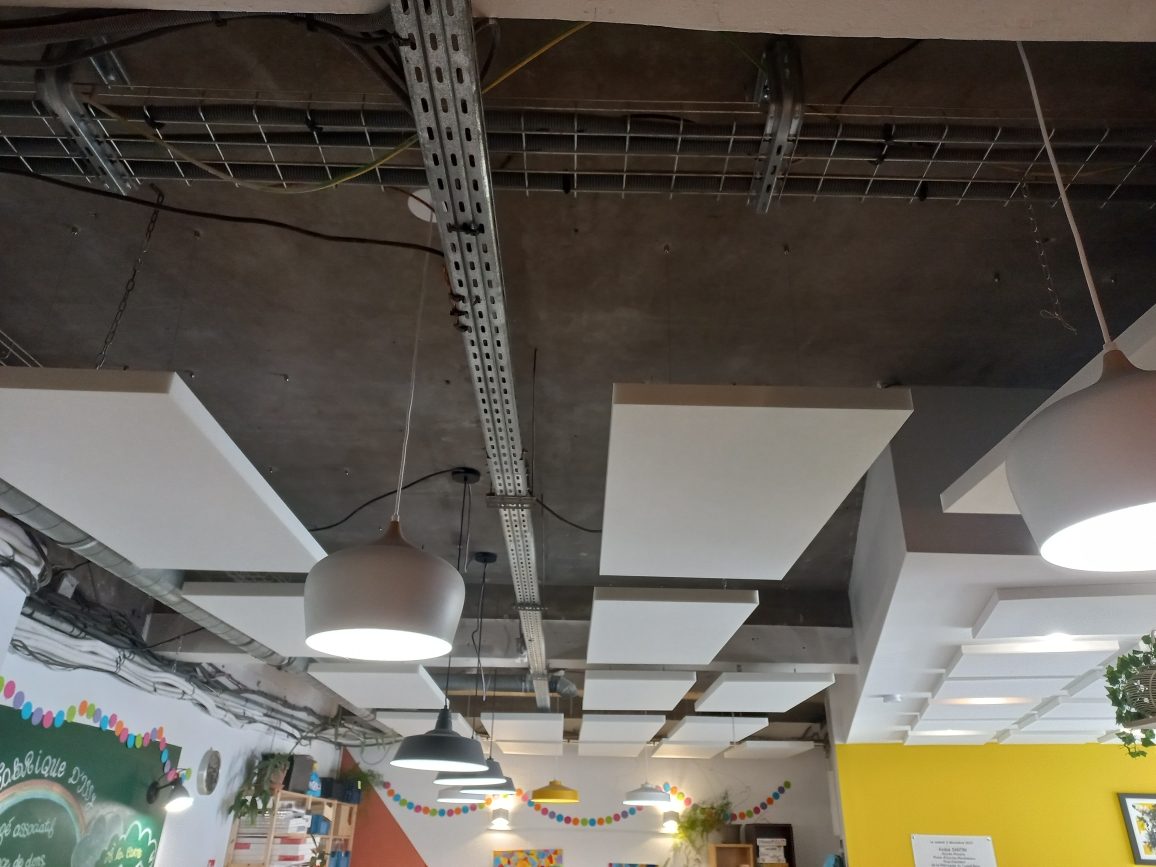 Panneaux acoustiques Echo Performance suspendus – Association Ecolau