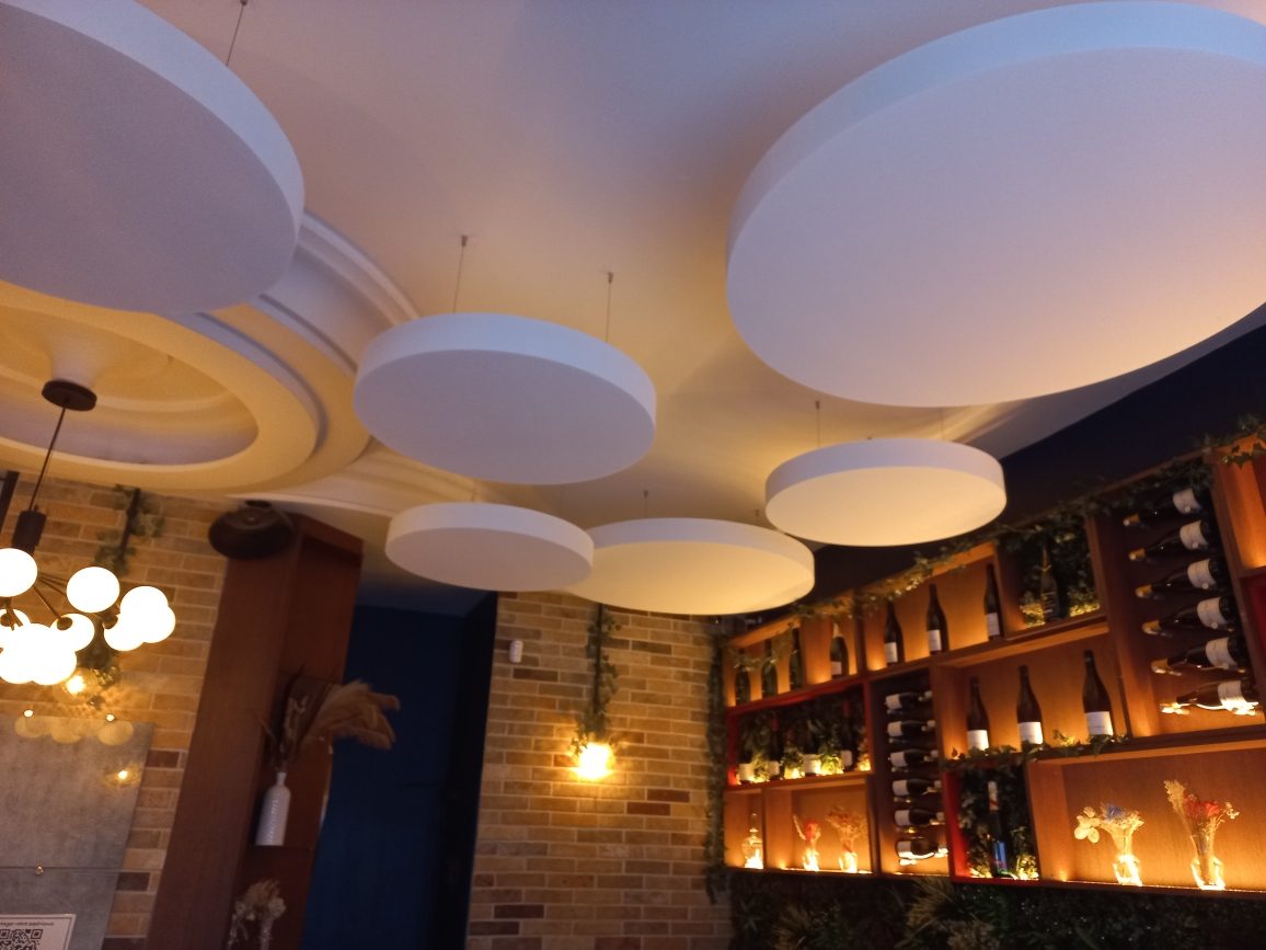 Panneaux acoustiques Absorber 100 suspendus – restaurant La Belle Quille