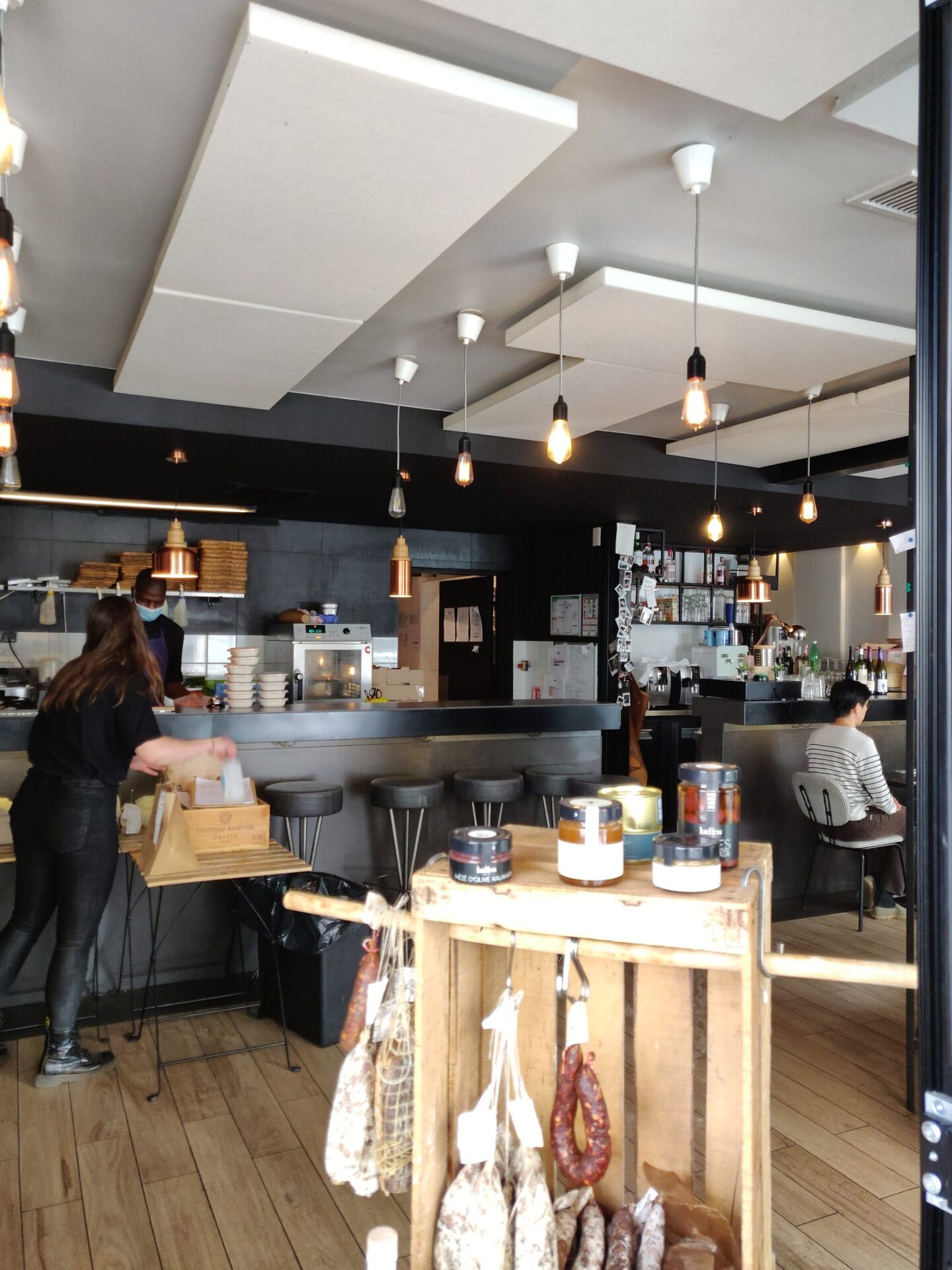 Panneaux acoustiques Echo Performance suspendus – restaurant Levain