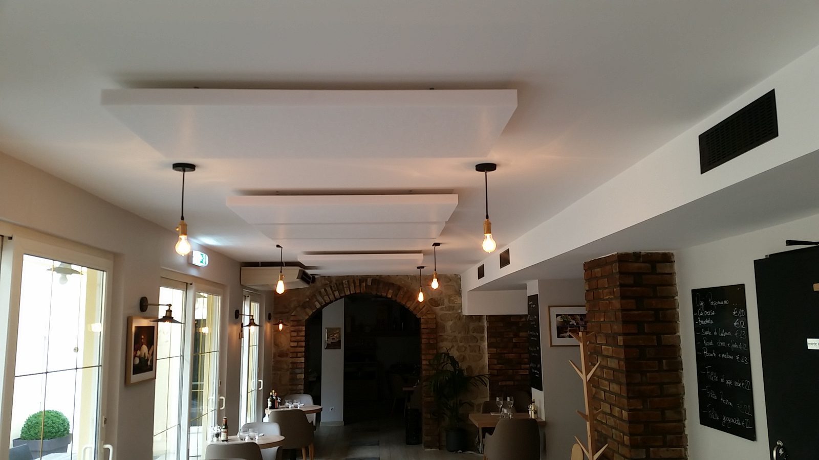 Panneaux acoustiques Echo Performance suspendus – restaurant Amarone — réalisations panneaux acoustiques