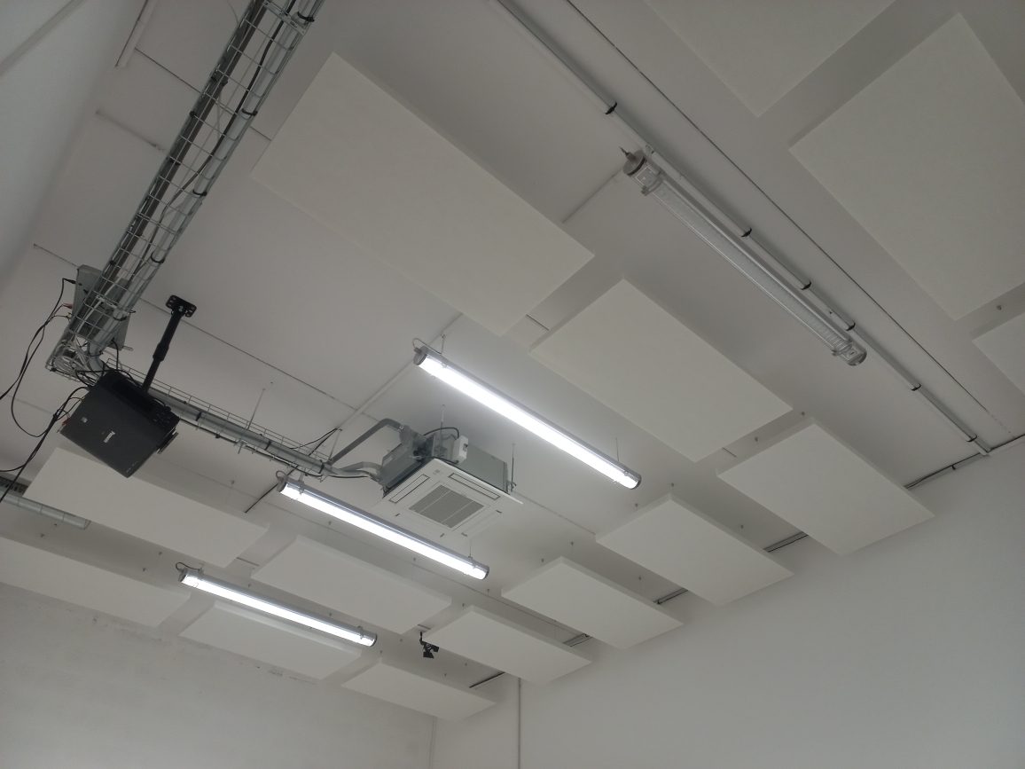 Panneaux acoustiques Echo Performance suspendus – FRAC Île-de-France