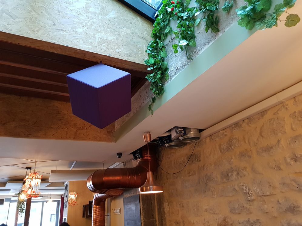Panneaux acoustiques Absorber 100 suspendus – restaurant La Boissonnière