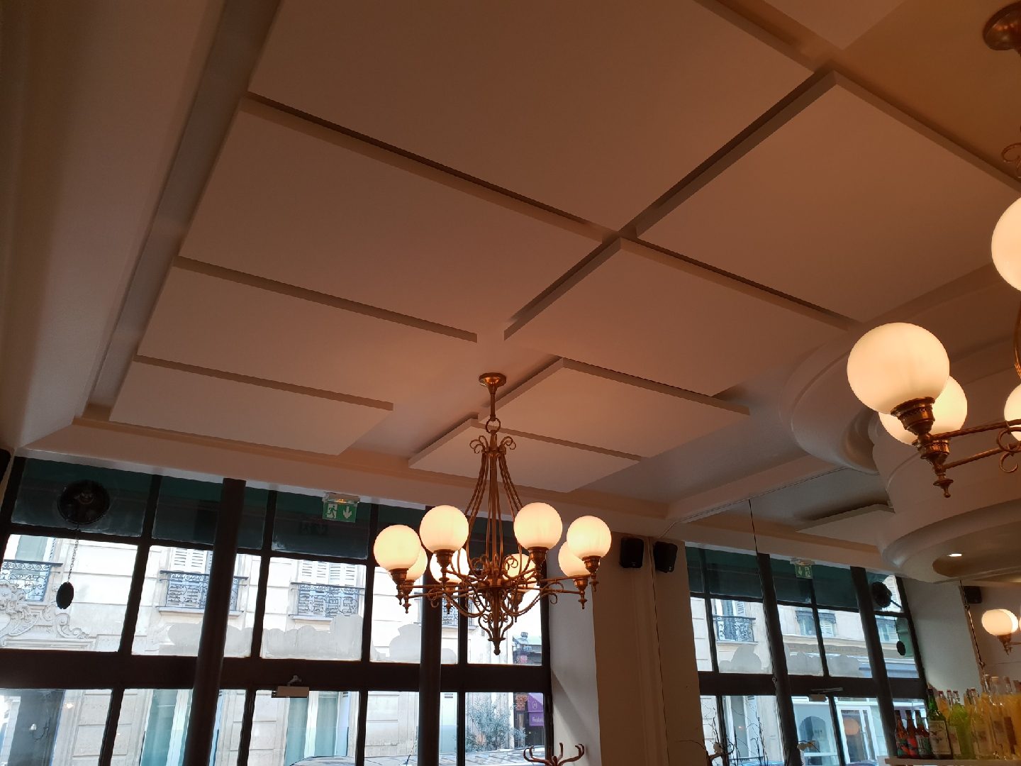 Panneaux acoustiques Echo Performance suspendus – restaurant Le Mermoz — panneaux acoustiques restaurant