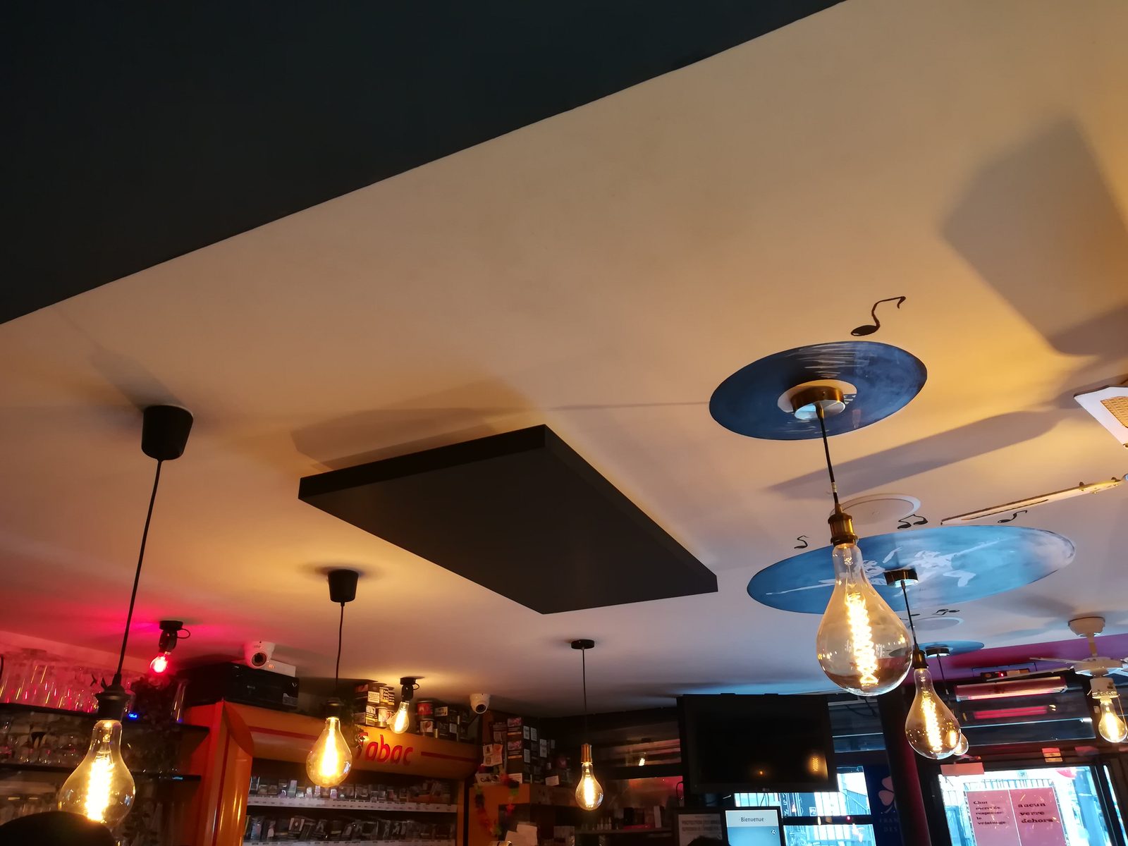 Panneaux acoustiques Echo Performance suspendus – restaurant Multiplex