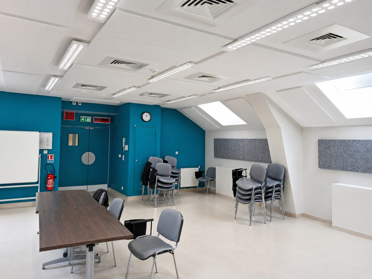 Panneaux acoustiques Soft Comfort collés – salle de visioconférence du Musée de l’Armée, Paris