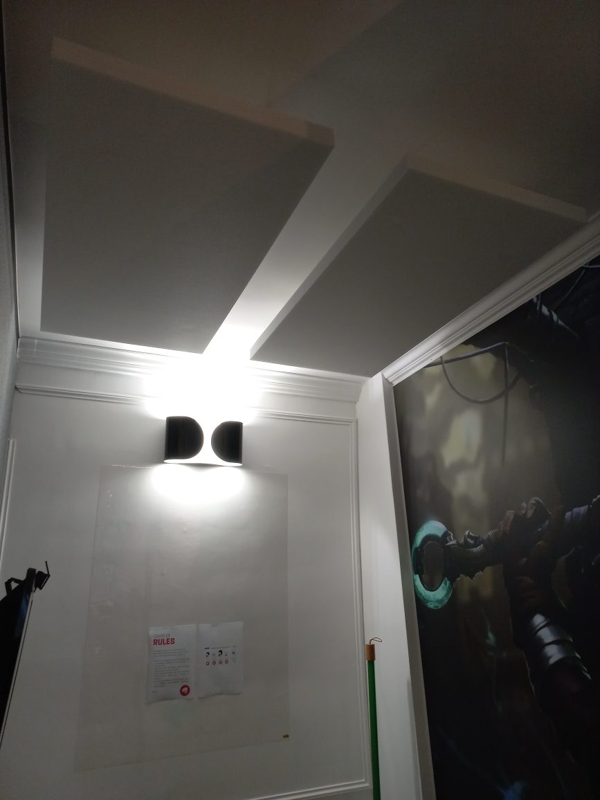 Panneaux acoustiques Echo Performance suspendus – bureaux Riot Games