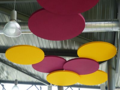 Correction acoustique dans un espace recevant du public