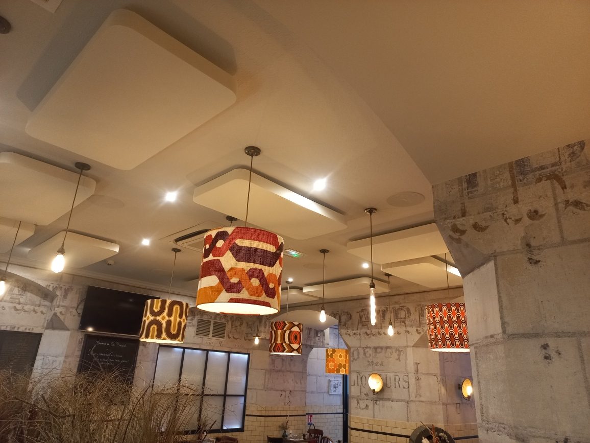 Panneaux acoustiques Absorber 100 suspendus – restaurant Le Chai Brongniart