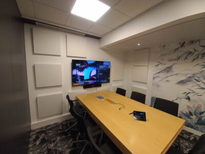 Panneau acoustique installé dans un bureau open space