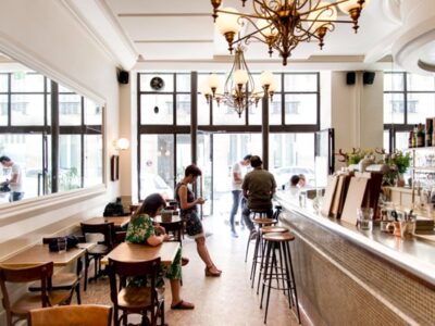 Panneau Echo Performance Nokomis installé dans une salle de restaurant