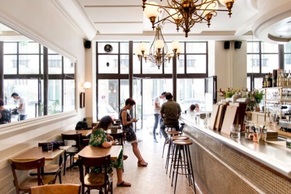 Panneau Echo Performance Nokomis installé dans une salle de restaurant