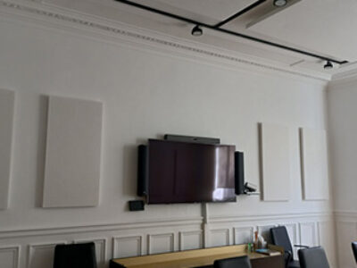 Panneau acoustique installé dans un bureau open space