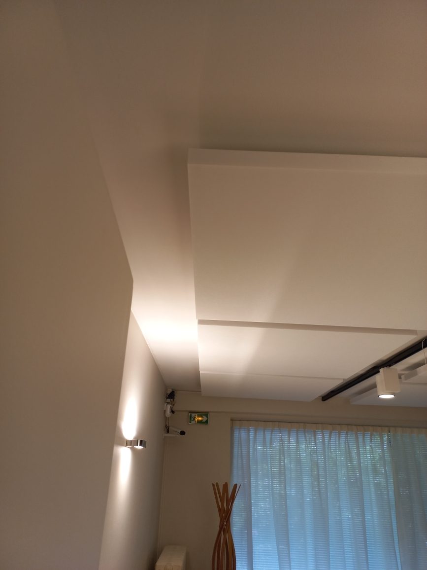 Panneaux acoustiques Echo Performance suspendus – bureaux Logic Design