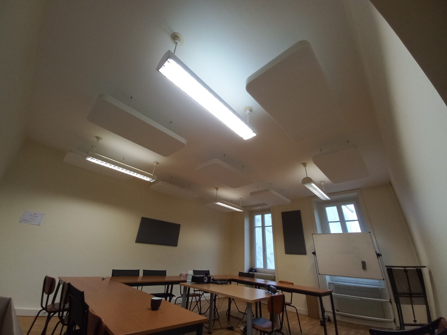 Panneaux acoustiques Absorber 100 suspendus – École française d'Extrême-Orient