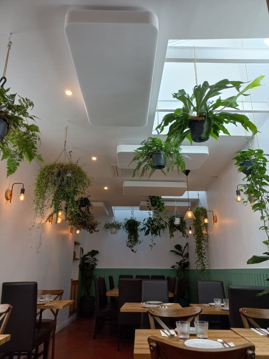Panneaux acoustiques Absorber 100 suspendus – restaurant Little Hanoï