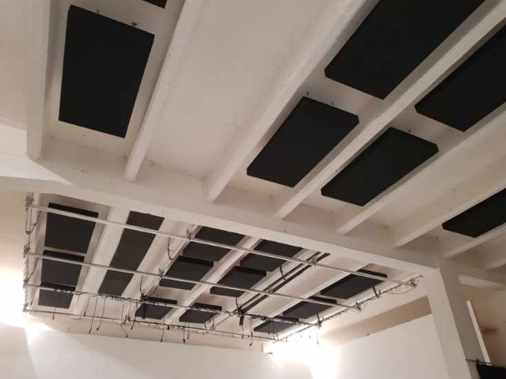 Panneaux acoustiques Absorber 100 installés en suspension dans un grand volume — traitement acoustique Paris