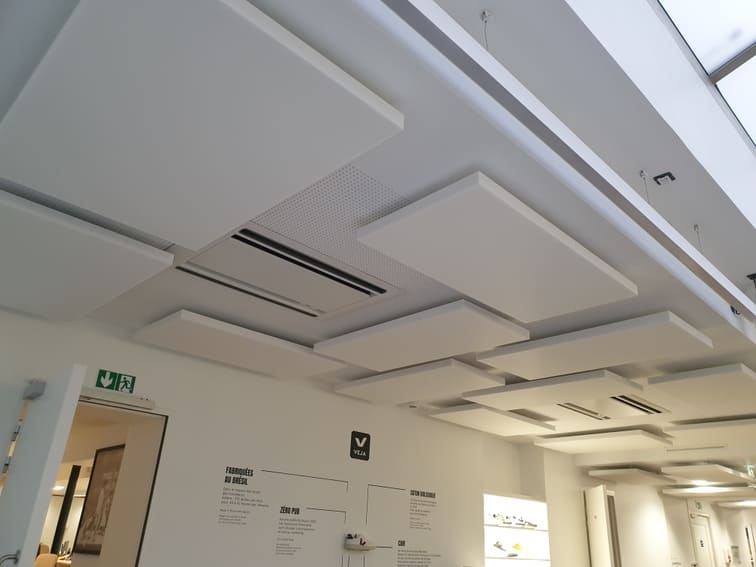 Panneaux acoustiques suspendus Echo Performance installés dans les bureaux VEJA — traitement acoustique Paris