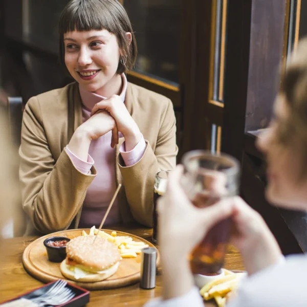 femme mange dans un restaurant bruyant, panneau acoustique pour réduire le bruit