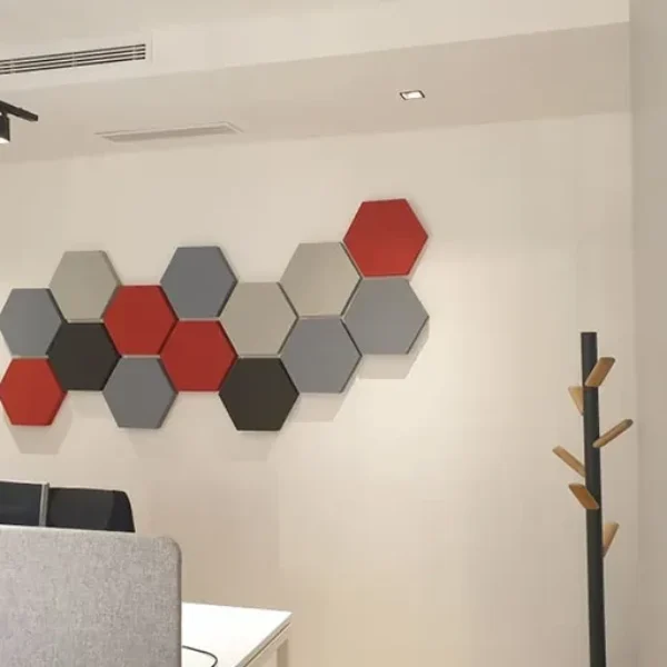 panneaux acoustiques gris et rouge dans un bureau